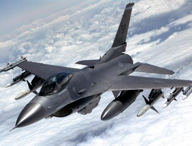 Βίντεο: Πιλότοι F/A-18 και F-16 σε εντυπωσιακές επιδείξεις